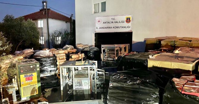 Antalya’da piyasaya sürülmeye çalışılan 12 ton kaçak kahve ele geçirildi