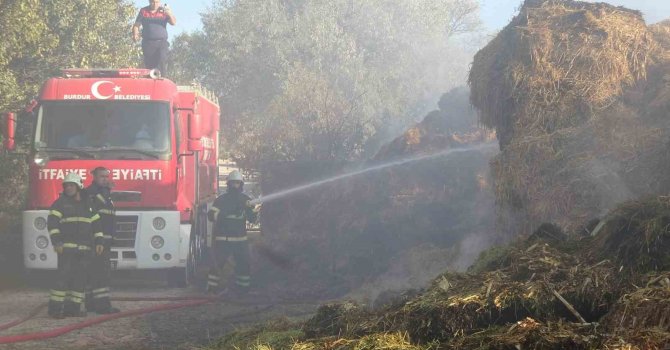 Kaynak makinesinden çıkan kıvılcımlar samanlığa sıçradı, 60 ton saman balyası yandı