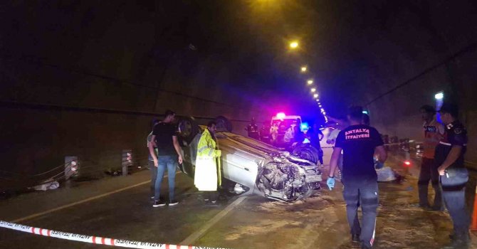 Kontrolden çıkan otomobil tünelde takla attı: 2 ölü