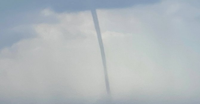 Antalya’da deniz üzerindeki oluşan devasa hortum korkuttu