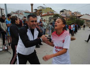 Koşuda birinci olan öğrenci baygınlık geçirip gözyaşlarına boğuldu