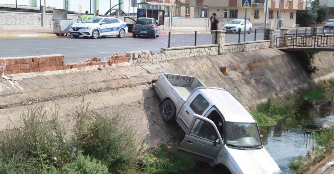 Kontrolden çıkan kamyonet sulama kanalına uçtu