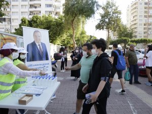 Büyükşehir Belediyesi LGS öncesi öğrencilere maske, su ve kalem dağıttı