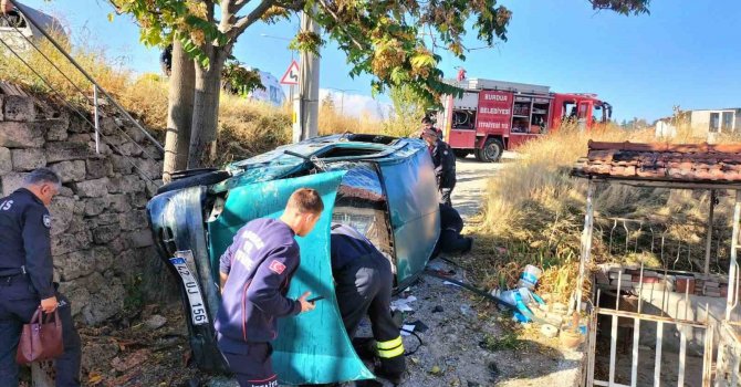 Burdur’da kontrolden çıkan otomobil evin bahçesine uçtu: 1 yaralı