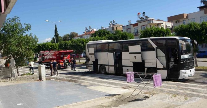 Antalya’da hareket halindeki otobüs yandı, yangın tüpünü ve çeşme hortumunu alan otobüse koştu