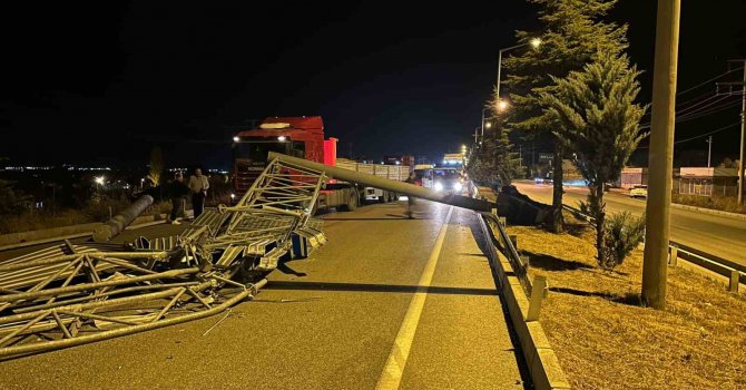 Burdur’da dorsesi açık unutulan kamyon trafik levhasını devirdi, yol trafiğe kapandı