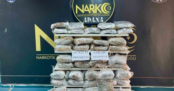 Narkotik polisleri saman yüklü çuvalların içerisine gizlenmiş 66 kilogram esrar ele geçirdi