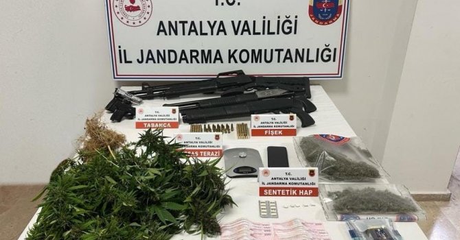 Evinde yetiştirdiği uyuşturucuları piyasaya süremeden yakalandı