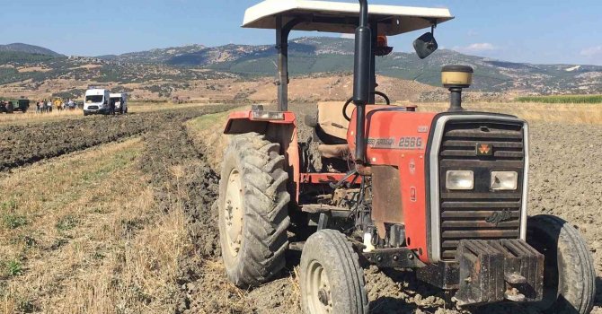 Burdur’da tarla sürerken traktörden düşen çiftçi, traktör tekerinin altında kalarak yaralandı