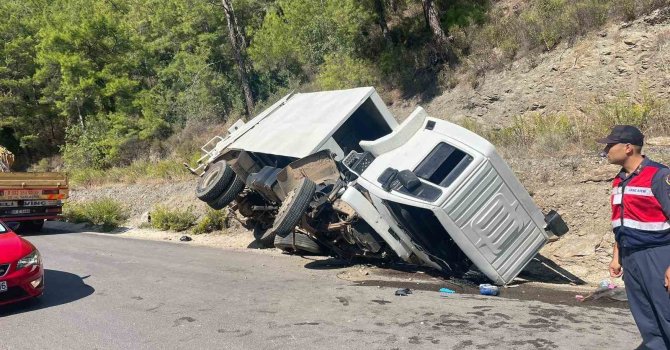 Alanya’da çöp kamyonu devrildi 1 işçi hayatını kaybetti