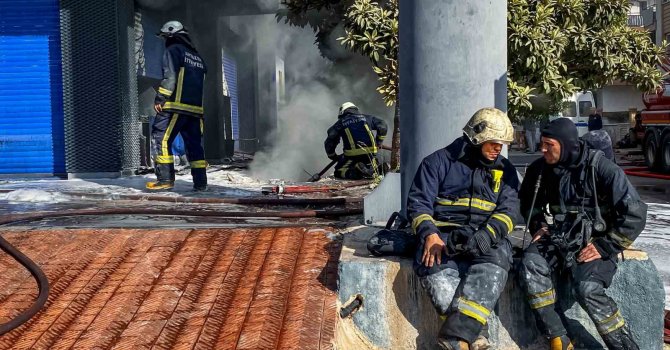 Lastik deposunda çıkan yangın saatler süren müdahale sonunda kontrol altına alındı