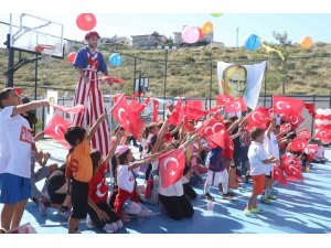 Depremzede Cumhuriyet çocukları, düzenlenen etkinlikte doyasıya eğlendi