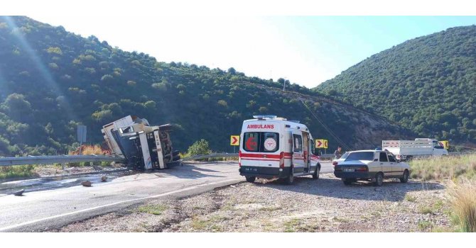 Şarampole devrilen kamyonun sürücüsü yaralandı