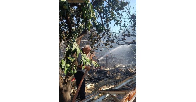 Hatay’da bir çadır yanarak kullanılamaz hale geldi