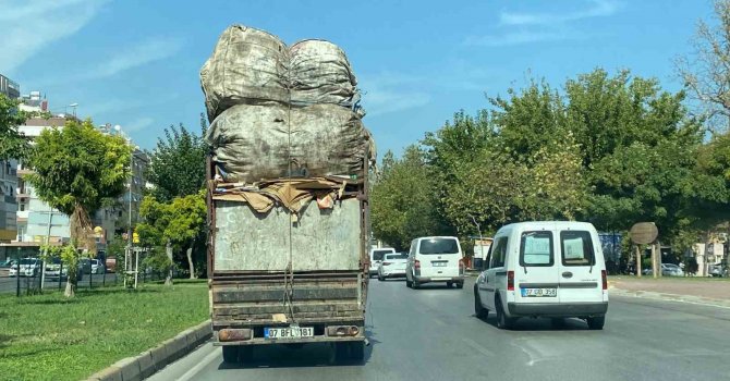 Çuval yüklü kamyonetin tehlikeli yolculuğu kamerada