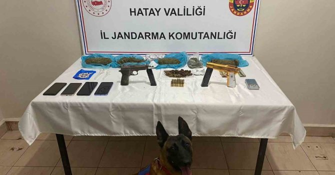 Hatay’da bir araçta yapılan aramada;2 tabanca ve 1 kilo 250 gram esrar ele geçirildi