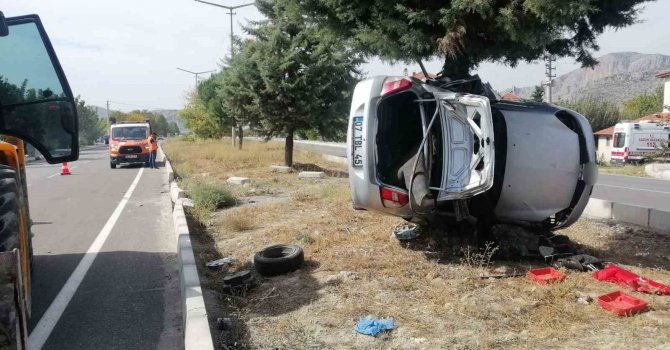 Burdur’da kontrolden çıkan otomobil refüjdeki ağaca saplandı: 2 ölü