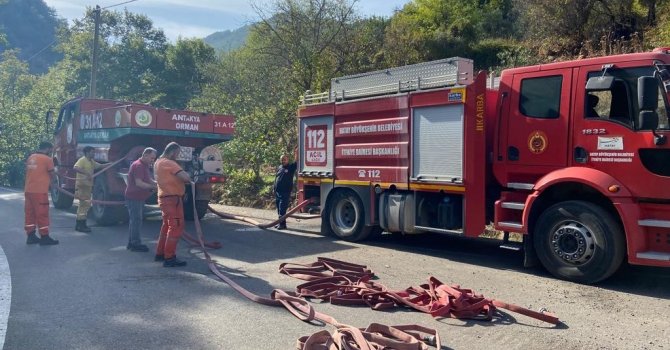 Ormanlık alanda başlayan yangın kısa sürede söndürüldü