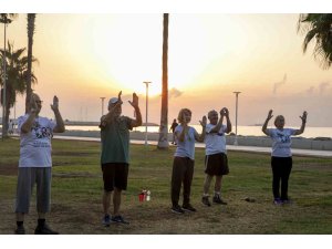 Mersin’de güneşin doğuşu eşliğinde sabah sporu