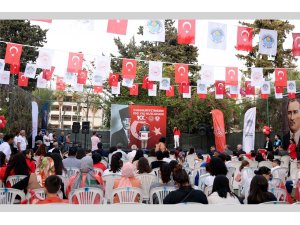 Cumhuriyetin kuruluşunun 100. yılı etkinliklerinde sevgi evlerinde kalan çocuklar renkli gösteriler sergiledi