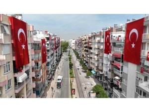 Antalya caddeleri kırmızı beyaza büründü