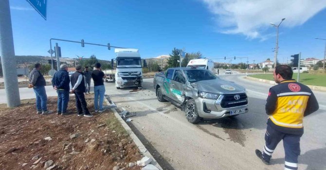 Burdur’da hafif ticari araç tırla çarpıştı: 1 yaralı