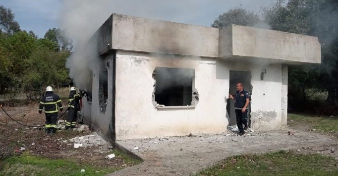 Hatay’ın Erzin ilçesinde metruk binada yangın