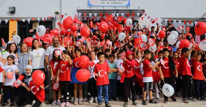 Polisler, çocuklarla Cumhuriyet’in 100. yılını kutladı