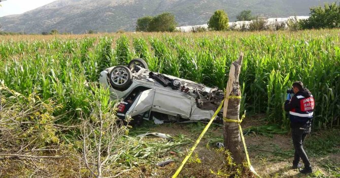 Burdur’da otomobiliyle tarlaya uçan genç itfaiye eri hayatını kaybetti