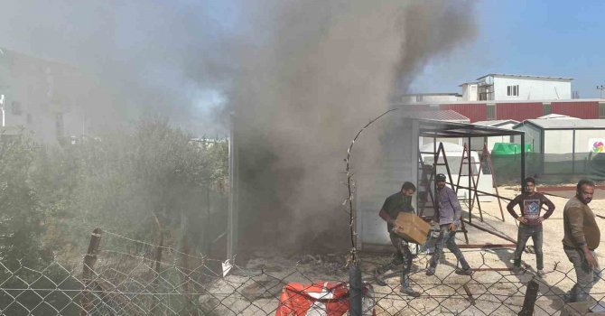 Hatay’da 2 konteyner yandı