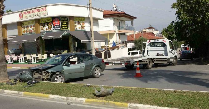 Lastiği patlayan otomobil refüjdeki palmiyeye ve kaldırıma çarptı: 2 yaralı