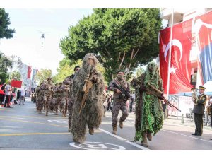 Cumhuriyet kutlamasında sahneye çıkan komandolar kamuflaj kıyafetleriyle törene damga vurdu