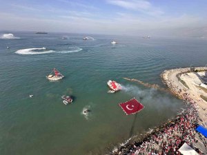 Hatay’da Cumhuriyet’in 100. yılında denizde 123 metre Türk bayrağı açıldı