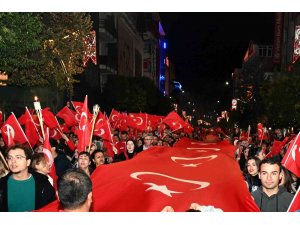 Cumhuriyet’in 100. yılında binlerce kişi fener alayı coşkusu yaşadı