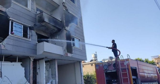 Hatay’da ağır hasarlı binada yangın çıktı