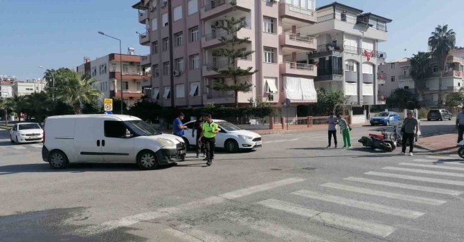 Kavşakta ’U’ dönüşü motosiklet sürücüsünü hastanelik etti