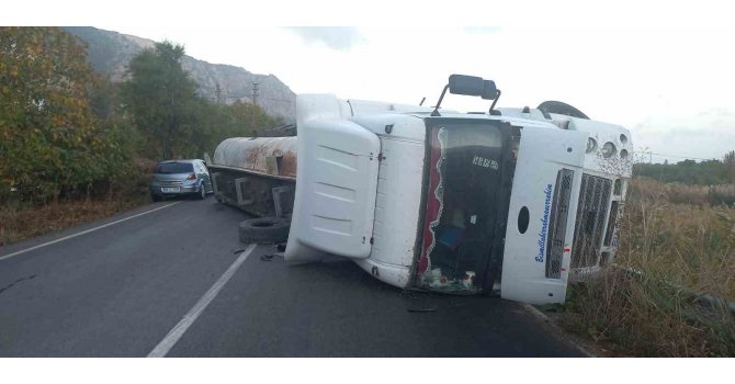 Isparta’da asfalt malzemesi yüklü tır devrildi