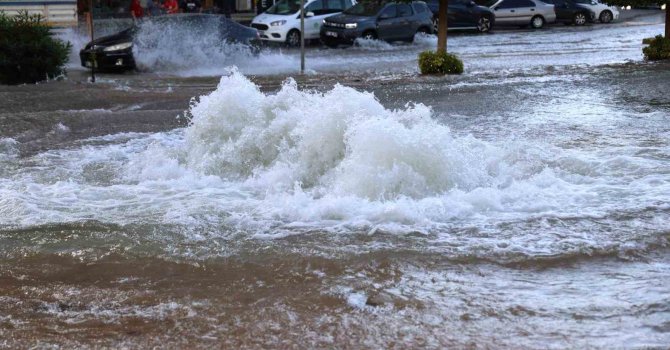 Su borusu patladı yollar nehre döndü