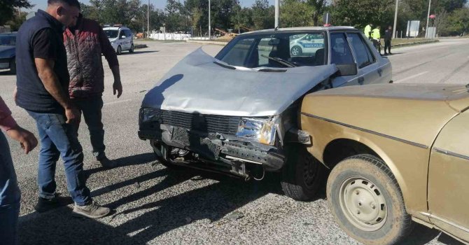 Isparta’da otomobiller çarpıştı: 2 yaralı