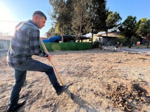 Deprem şehitleri anısına 46 fidan dikti