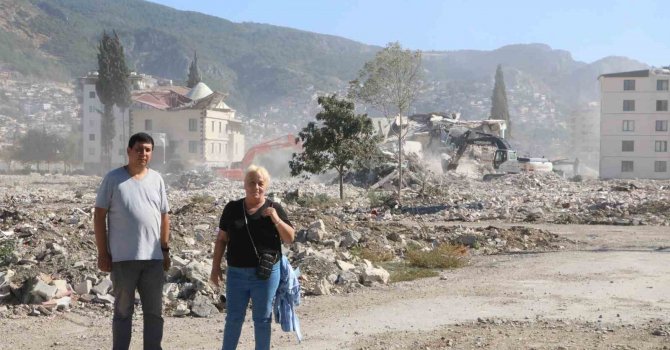 Depremzedeler 9 aydır haber alamadıkları yakınlarını umutla bekliyor