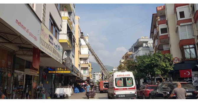 Ocakta unutulan yemek yangına neden oldu