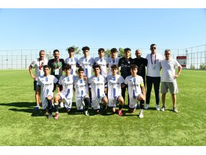 Yenişehir Belediyesi U16 Futbol Takımı namağlup lider