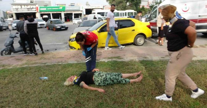 Manavgat’ta ters yönden giden otomobil ile ticari taksi çarpıştı: 2 yaralı