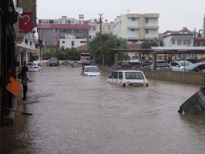 Silifke’de yağış yolları göle çevirdi, araçlar suya gömüldü