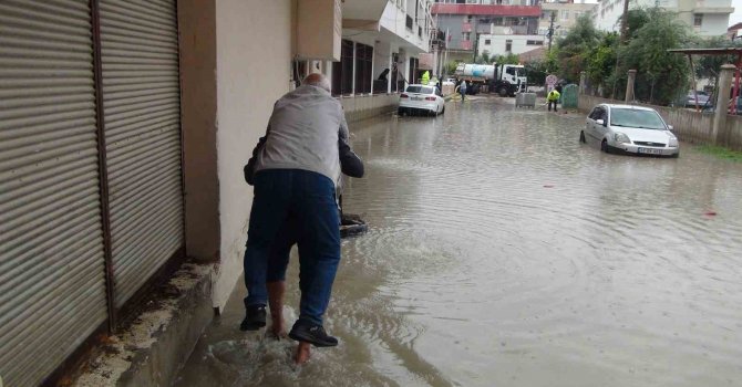 Yağışın göle çevirip araçları suya gömdüğü Silifke’de ekipler su tahliyesine başladı