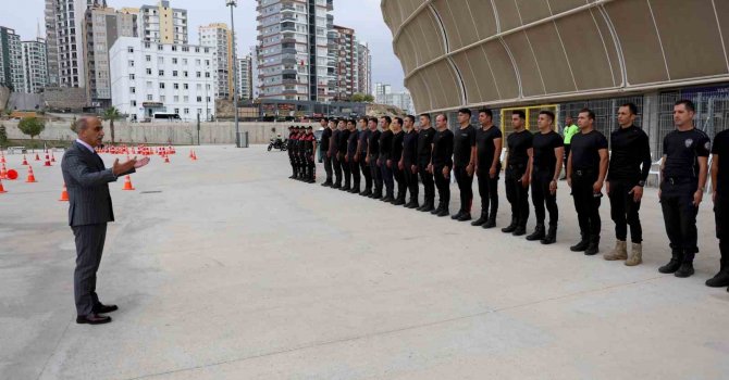 Adana’da yunus polislerinden nefes kesen gösteri