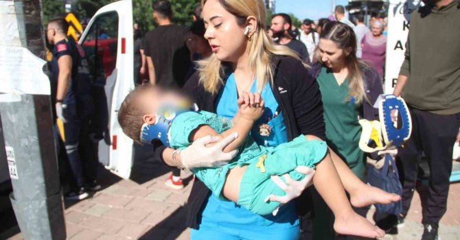 Antalya’da otomobil alt geçit girişindeki levhaya çarptı: 6 yaralı