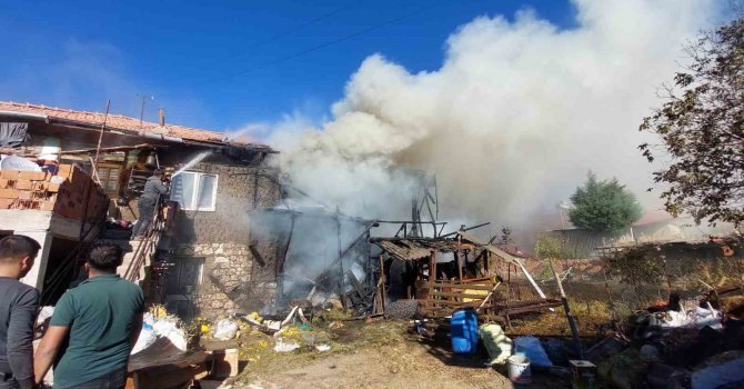 Ocaktan çıkan yangın evi kullanılamaz hale getirdi