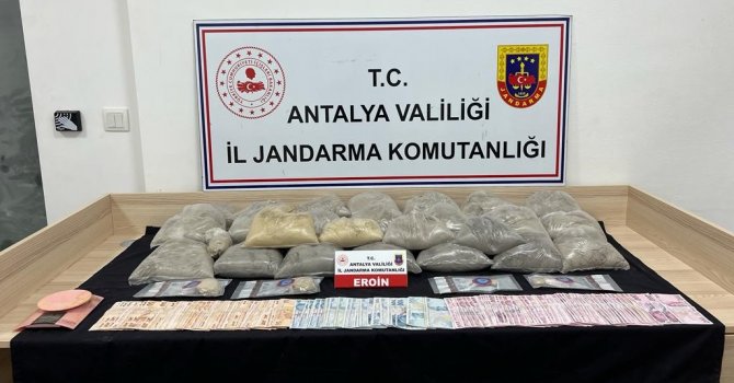 Evini uyuşturucu imalathanesine çevirdi, jandarma operasyonuyla yakalandı